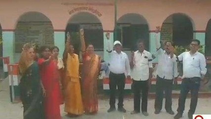 खगड़िया: स्कूल की छुट्टियों में कटौती के विरोध में शिक्षकों ने जलाया आदेश की प्रति