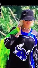 Boundless Didem Soydan a attaché son bikini dénoué au milieu de la rue