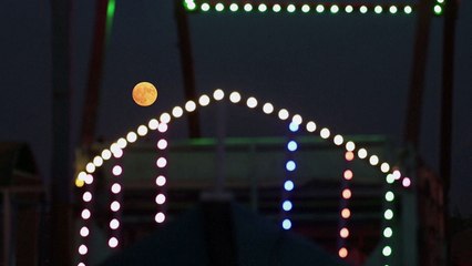 القمر الأزرق العملاق يضيء سماء إدلب