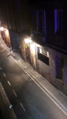 Se encara a unos vecinos con palos de madera en el Raval