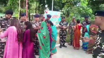 मधुबनी: सैनिक भाईयों की कलाई पर बहनों ने बांधी राखी, भावुक हुए जवान, देखें वीडियो