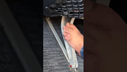 O vídeo de um pé descalço está dando o que falar, graças às suas peculiaridades; é ver para crer