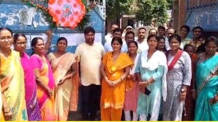 छुट्टियों में कटौती से नाराज टीचर्स, आदेश पर जताया विरोध, शिक्षिकाओं को बहन बनाकर बधवाई राखी