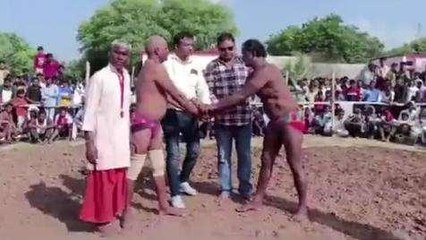 छतरपुर: दंगल में पहलवानों ने दिखाया दम-खम, किया पुरुस्कृत