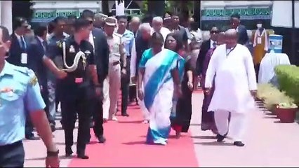 छत्तीसगढ़ की राजधानी रायपुर पहुंची राष्ट्रपति द्रौपदी मुर्मु ने जगन्नाथ मंदिर में देशवासियों की सुख-समृद्धि की कामना की