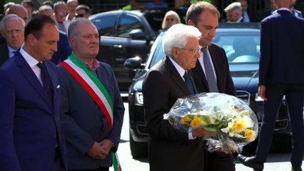 Télécharger la video: Mattarella depone corona di fiori a Brandizzo