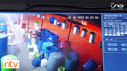 Motociclista es lanzando varios metros al aire tras chocar con un auto