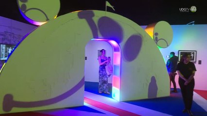 Las críticas y característicos grafitis de Banksy, se exponen en Plaza Patria.