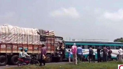 रफ्तार का कहर: बेलगाम ट्रक ने बस को मारी पीछे से जोरदार टक्कर, कई यात्री घायल