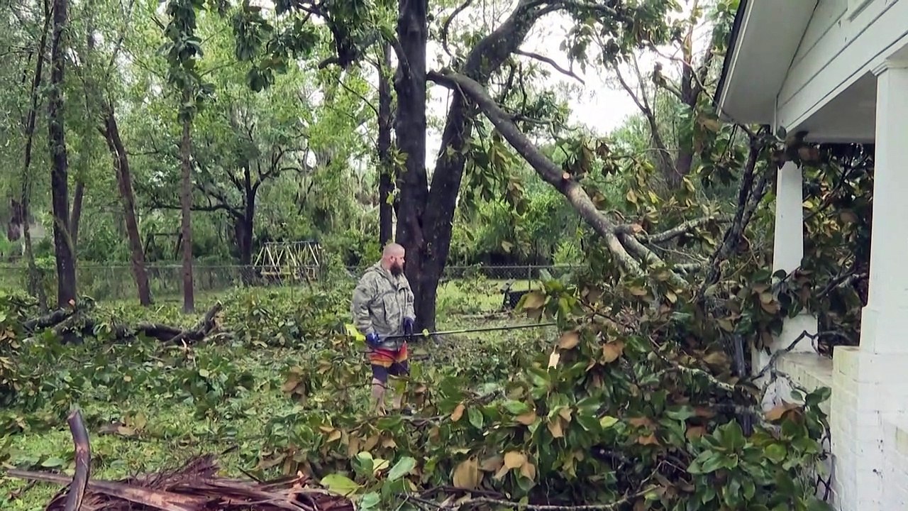 Florida evalúa daños tras paso de Idalia, que avanza por el sureste de EEUU
