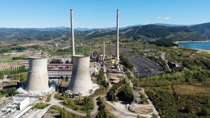 Endesa derriba las dos torres de refrigeración y la antigua chimenea de la central de Compostilla