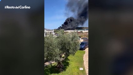 Bambino di Rimini muore nell'esplosione del camper in Sardegna, il video delle fiamme