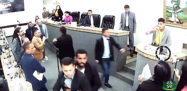 Vereadores se revoltam com fala e protagonizam confusão na Câmara de Feira de Santana