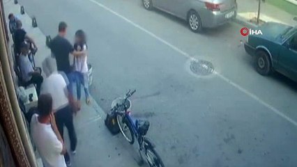 Sokak ortasında kızını döven babaya vatandaş müdahalesi kamerada