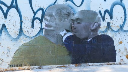 Luis Rubiales da un ''piquito'' al exboxeador Mike Tyson en un mural en Barcelona