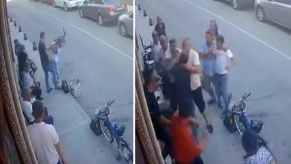 Sakarya'da kahvehanede kızını darp eden babayı vatandaşlar darp etti