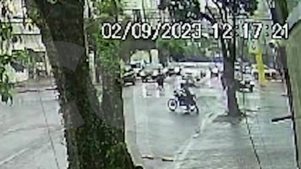 Câmera mostra motociclista sendo "fechada" antes de sofrer queda na Avenida Carlos Gomes
