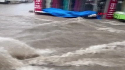 UŞAK'TA SAĞANAK YAĞMUR ETKİLİ OLDU, SU BASKINLARI YAŞANDI