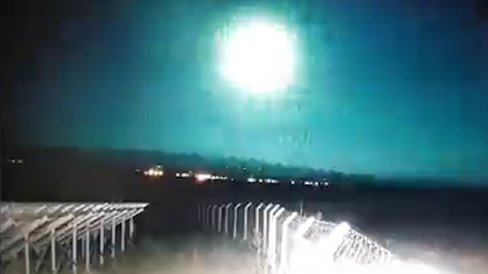 Нло турция 2023. Метеорит в турции. Метеорит в турции 2024. Фонари в турции в небе. В сша метеорит упал в спальню жилого дома.