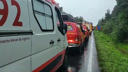 Vários veículos se envolvem em engavetamento na BR-277 e rodovia está totalmente bloqueada