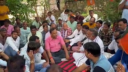 देखें वीडियो.... अघोषित कटौती के विरोध में जुलूस निकालकर दिया धरना
