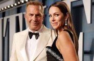 La esposa de Kevin Costner quiere que sus hijos viajen en aviones privados