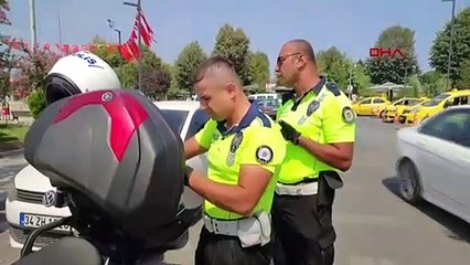 Des enfants oubliés dans la voiture de Duzce sauvés par la police
