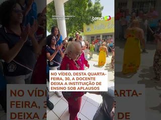 Professora é homenageada com 'corredor de aplausos' ao se aposentar na Bahia