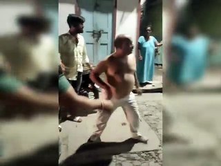 देखिए वीडियो :  लोकसभा महासचिव ने निर्वस्त्र होकर   सड़क पर  की गुंडागर्दी, महिला को पीटा