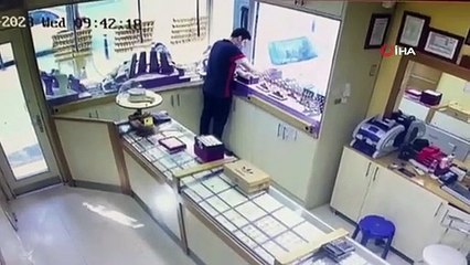 Salvador Dali Maskesiyle Soygun Girişimi Kamerada