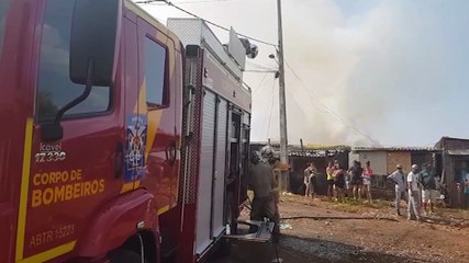 Corpo de Bombeiros combate incêndio em vegetação no Cascavel Velho