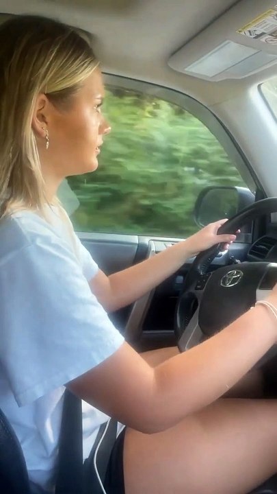 La leçon de conduite devient croustillante