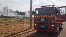 Corpo de Bombeiros combate incêndio na PR-486 em Cascavel