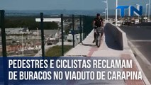 Pedestres e ciclistas reclamam de buracos no viaduto de Carapina