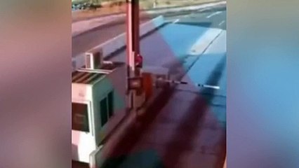 Yunanistan'da kaza yaptı, yolun ortasında namaza durdu! 2 yıl hapsi isteniyor