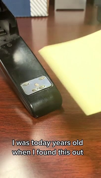 Llevas toda tu vida usando mal la grapadora: la función secreta que lo cambiará todo