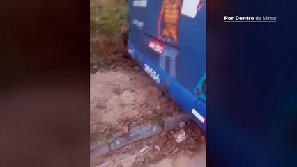 Ônibus perde freio, bate em barranco e deixa três feridos no bairro Bonsucesso,  em BH