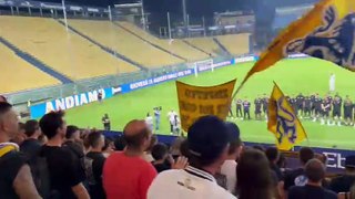 Stadio Tardini: la carica dei tifosi prima del derby