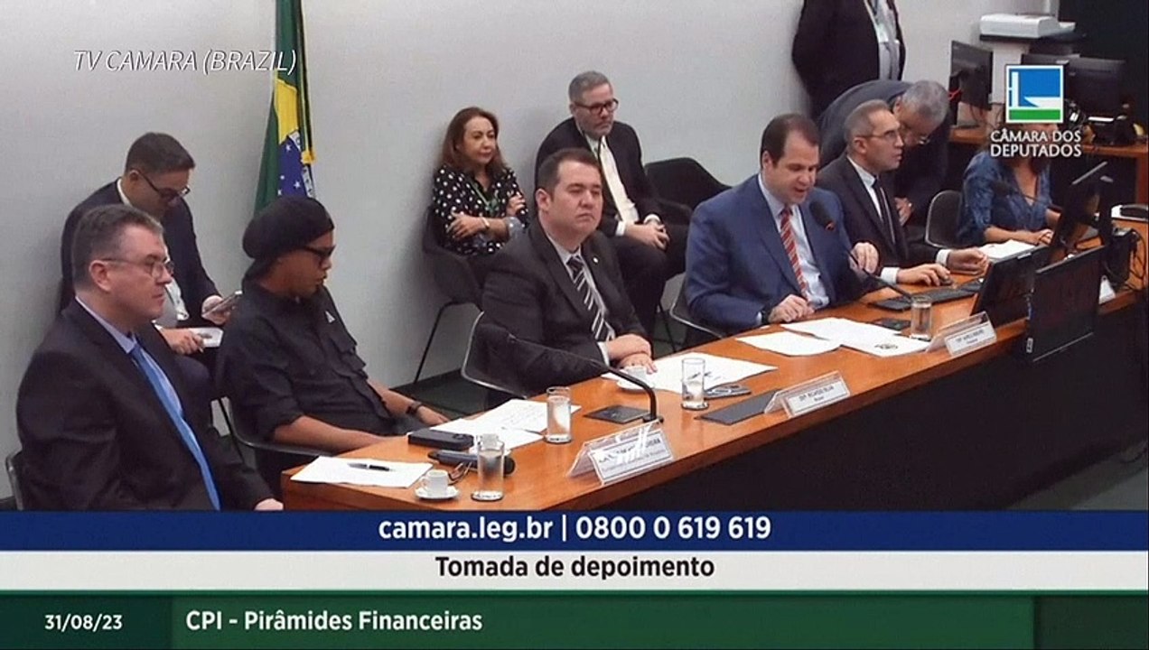 Ronaldinho depõe à CPI e nega envolvimento com esquema de pirâmide