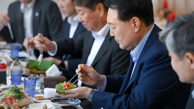 尹, 노량진 수산시장 찾아 상인 격려...'우럭탕' 오찬 / YTN