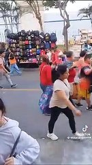 Personas pasan vergüenza al intentar recoger celular