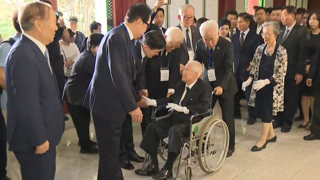 이승만 전 대통령 아들, 4·19 민주묘지 참배 희생자와 유가족에 사과 / YTN