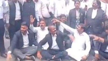 लाठी चार्ज के विरोध में वकीलों की लखनऊ में हड़ताल, न्यायिक कार्य से विरत रहेंगे वकील