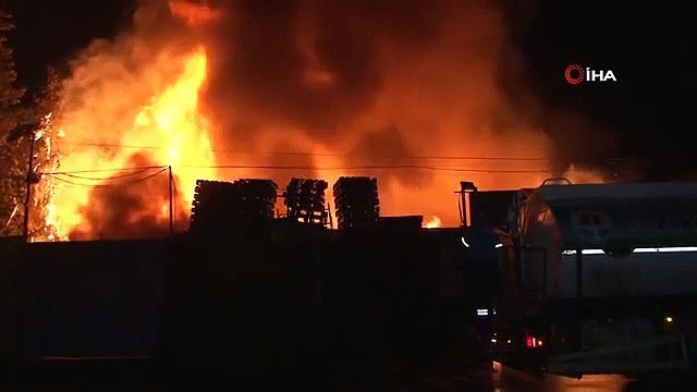 Un entrepôt de palettes à Adana ravagé par les flammes