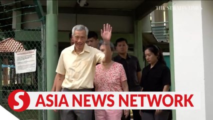 Télécharger la video: The Straits Times | Prime Minister Lee Hsien Loong casts his vote for Singapore’s 9th president