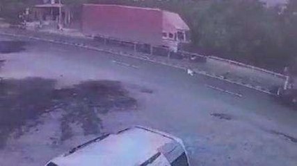 आगरा: दो किमी.कार को घसीट कर ले गया ट्रक, दिल दहलाने वाली घटना सीसीटीवी में कैद