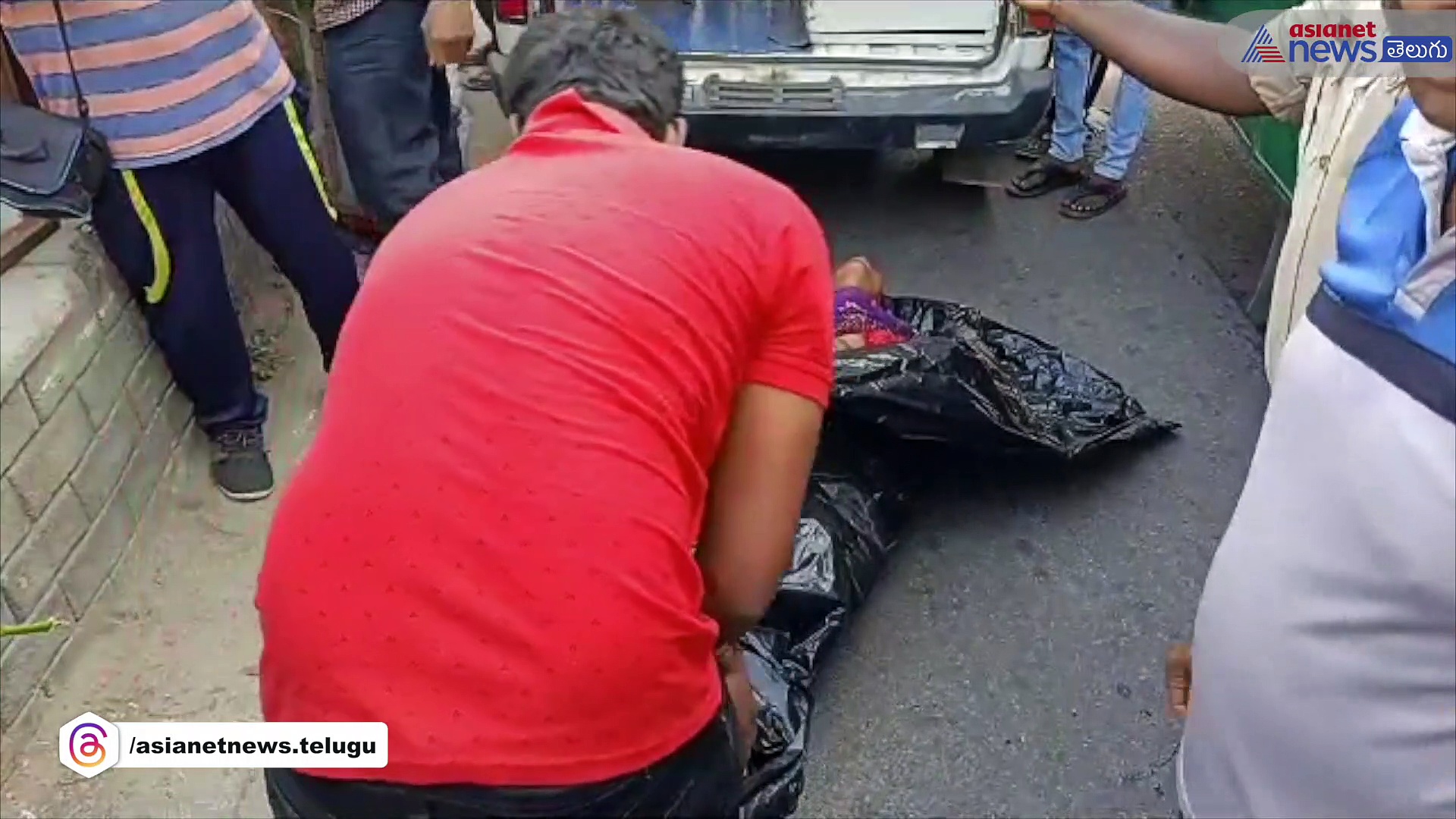 కరీంనగర్ లో ఘోరం... ఆర్టిసి బస్సు ఢీకొని యాచకురాలు దుర్మరణం 