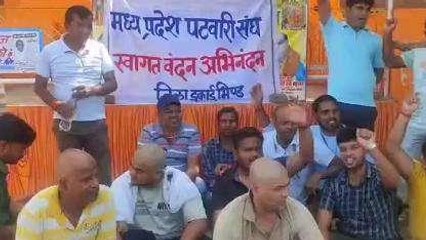 भिण्ड: पटवारी कलम बंद हड़ताल पर, गणेश जी मंदिर पहुंचकर करवाया मुंडन