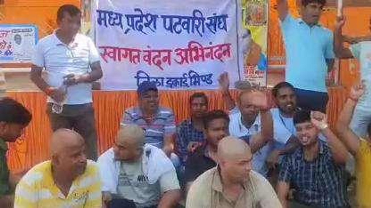 भिण्ड: पटवारी कलम बंद हड़ताल पर, गणेश जी मंदिर पहुंचकर करवाया मुंडन