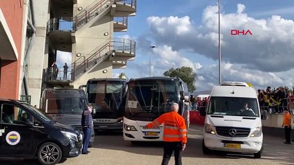 Les fans de Fenerbahce soutiennent l'équipe avant le match de Twente
